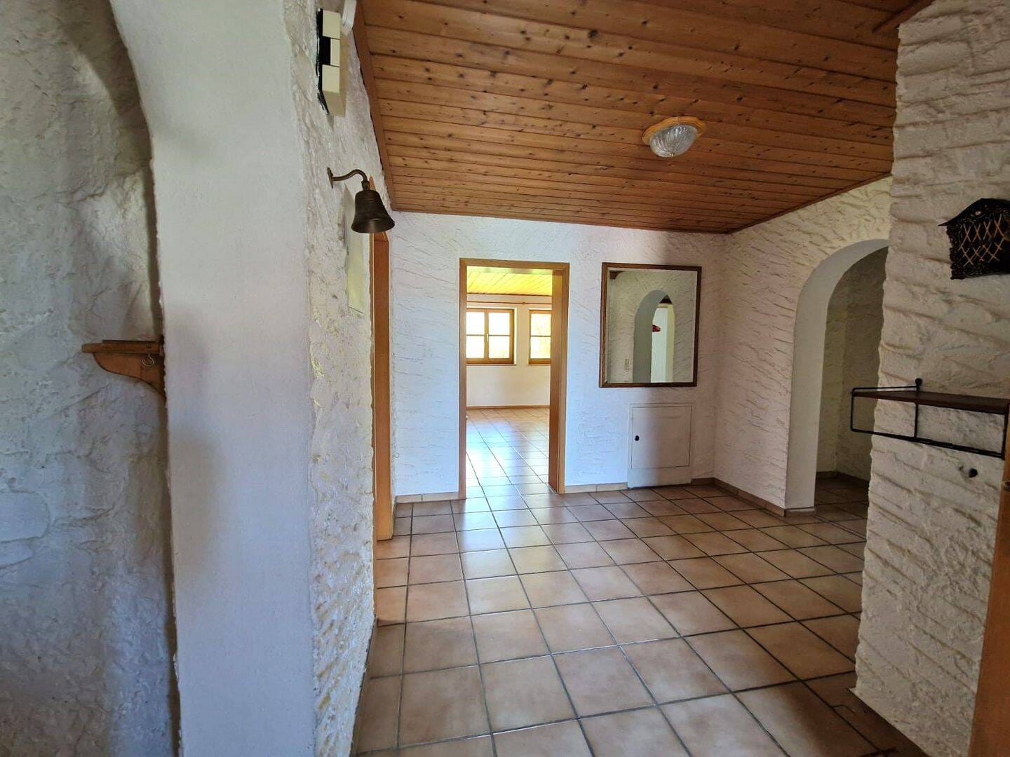 Immobilie in Rohrdorf - Großes Ein- bzw. Zweifamilienwohnhaus mit Doppelgarage - Bild 2