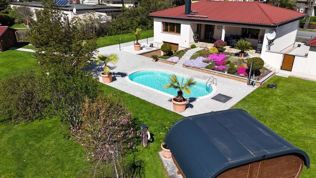 Immobilie in Trebbin - Wohnen wie im Urlaub: sanierter Bungalow mit Pool, Sauna, Terrasse und mehr! - Bild 1
