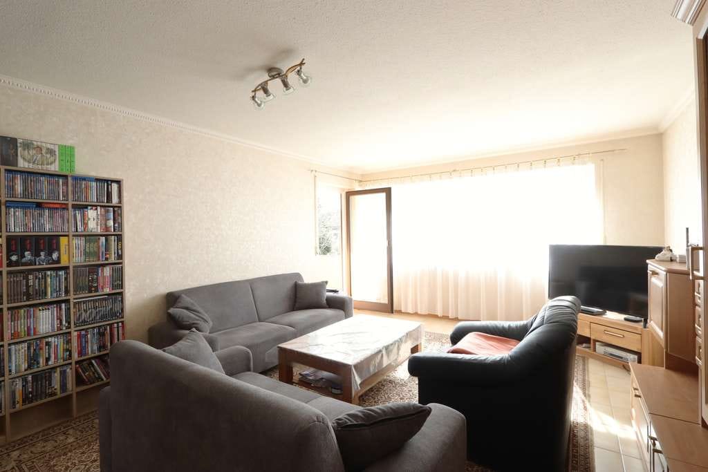Immobilie in Peiting - KAUFEN - EINZIEHEN - WOHLFÜHLEN
Gepflegte 3,5-Zimmerwohnung im 1. OG mit Südbalkon und Garage - Bild 1