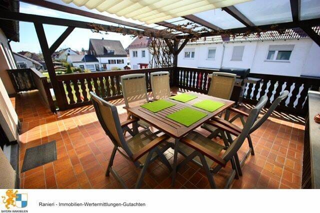 Immobilie in Neutraubling - Generationshaus mit Zukunft – Haus mit zwei Wohnungen und Doppelgarage   - Bild 2