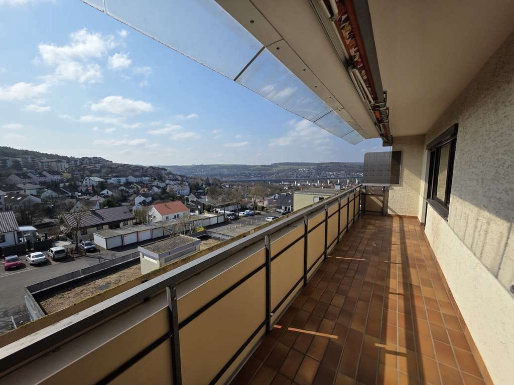 Immobilie in Veitshöchheim - Helle Eigentumswohnung mit Weitsicht, Süd-Balkon und Tiefgaragen-Stellplatz zu verkaufen - Bild 0