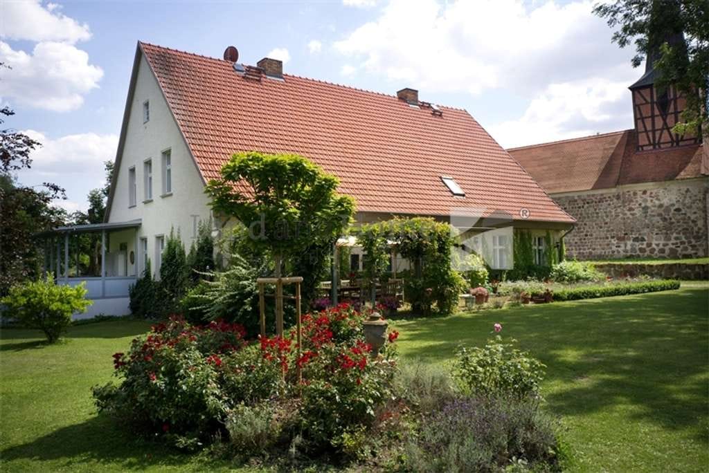 Immobilie in Grambow - Wo Stille zum Luxus wird –saniertes Pfarrhaus mit weitläufigem Privatpark - Bild 1
