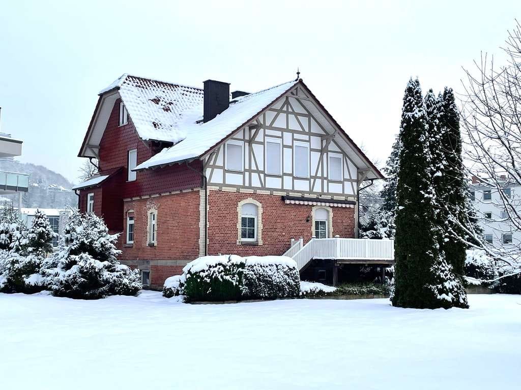Immobilie in Rotenburg an der Fulda - Zentrales Zweifamilienhaus mit Grün von Privat - Bild 1