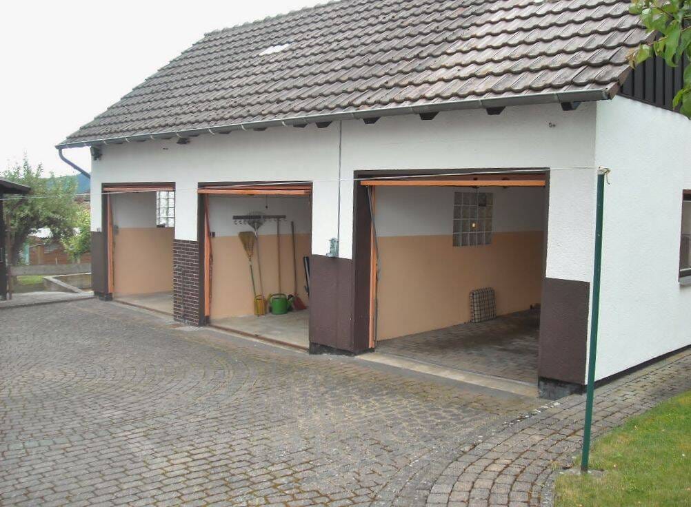 Immobilie in Meißner - Sehr gepflegtes Zweifamilienhaus in Meißner (OT) - Ruhige Lage am Fuße des Meißners - Gartengrundstück - mit Terrasse, 2 Balkonen & 3 Garagen - Bild 3