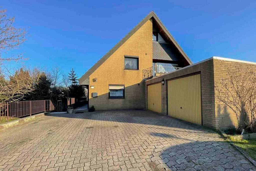 Immobilie in Ratekau - Platzwunder mit Potenzial: Viel Raum für Generationen mit direkter Autobahnanbindung - Bild 0