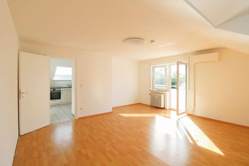 Immobilie in Asperg - Klein, fein und voller Komfort – charmante Dachgeschosswohnung mit Balkon, Klimaanlage & Stellplatz - Bild 1