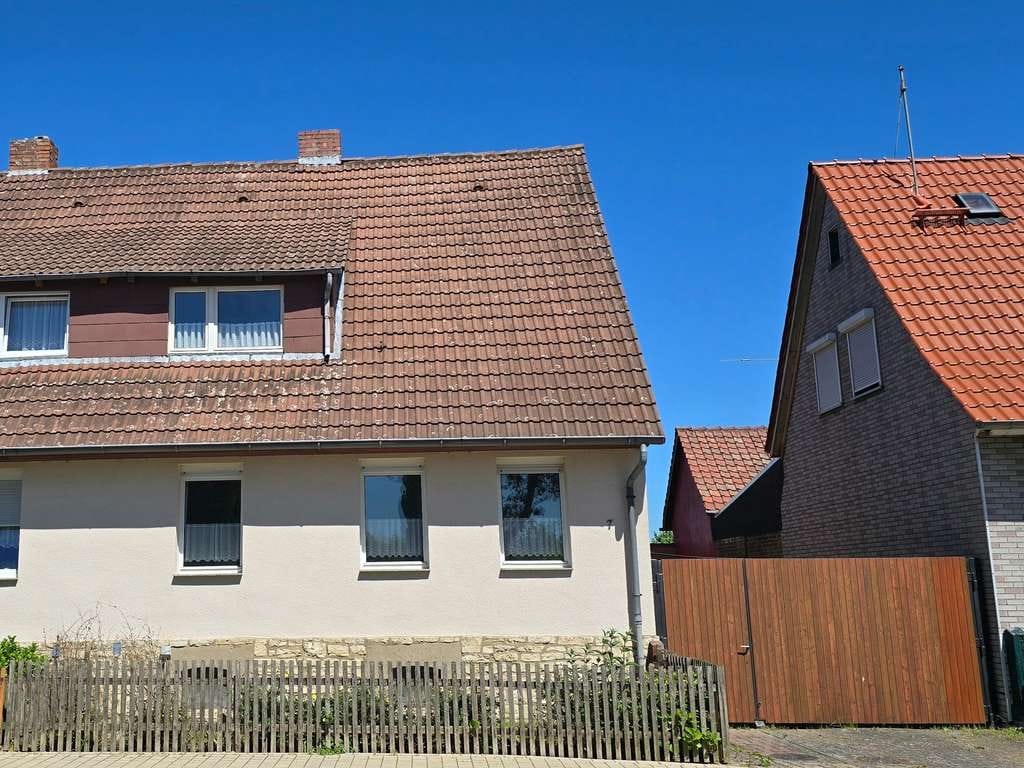 Immobilie in Frellstedt - Raumwunder mit Einliegerwohnung, Gästezimmer, Garage und Ackerland zum Verpachten - Bild 0