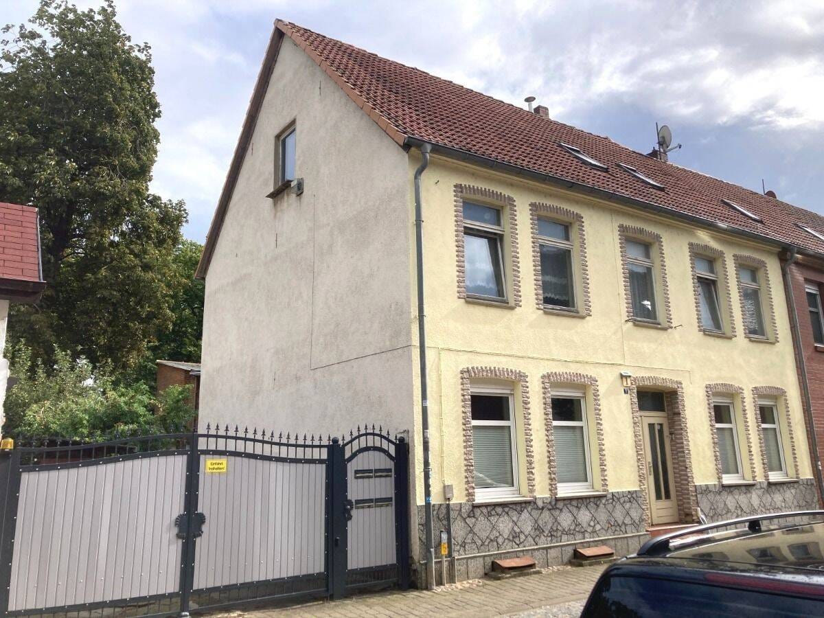 Immobilie in Malchin - Zentral: Stadthaus mit verschiedenen Nutzungsmöglichkeiten - Zufahrt - Nebengebäude.... - Bild 1