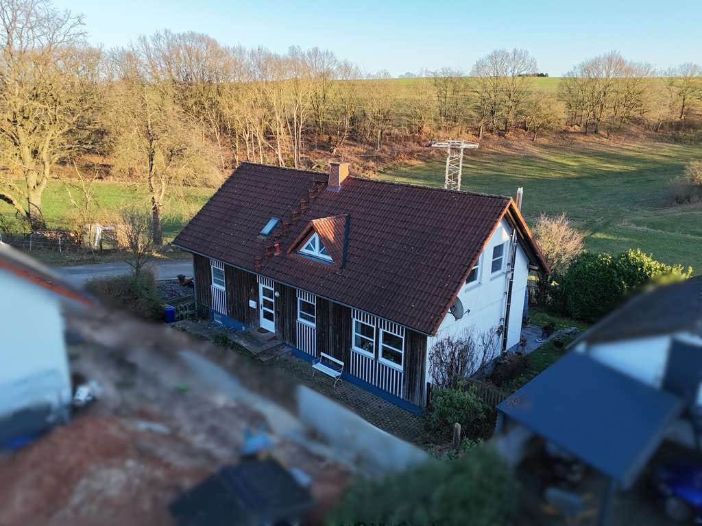 Immobilie in Rauschenberg - Gepflegtes Einfamilienhaus mit Kamin, Garten & Terrasse – energieeffizient beheizt über Nahwärme - Bild 1