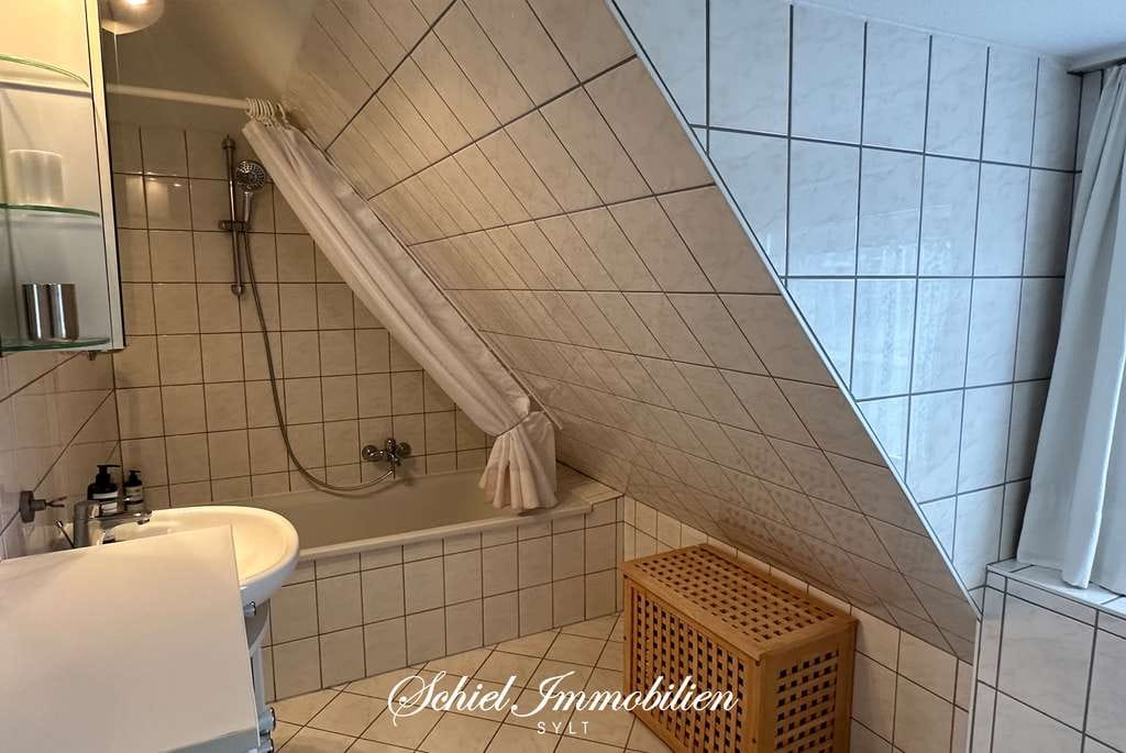 Immobilie in Wenningstedt-Braderup (Sylt) - Modernisierte 2-Zimmer-Ferienwohnung mit  sonnigem Westbalkon, Weitblick und Pkw-Stellplatz - Bild 4