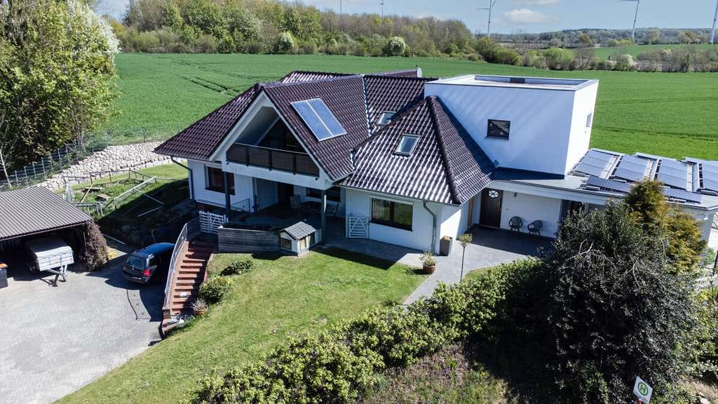 Immobilie in Neuengörs - Landidylle meets Design: Perfektes 2-FH für die große Familie in Hanglage - Bild 1