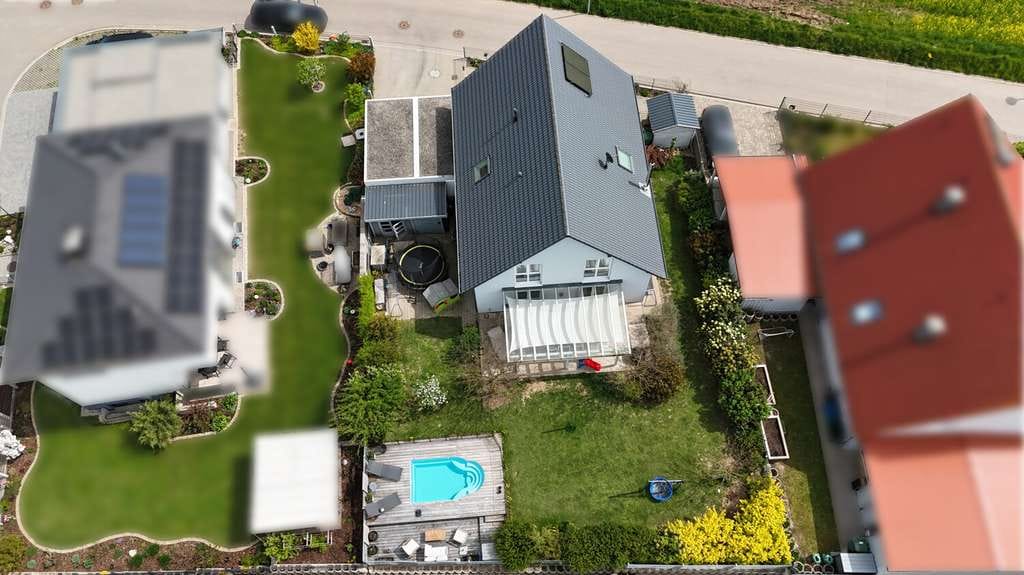 Immobilie in Burgoberbach - Neuwertiger Familientraum mit Pool und durchdachter Raumaufteilung! - Bild 2
