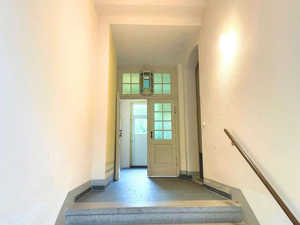 Immobilie in Oelsnitz/Vogtland - Stilvoll Wohnen unterm Dach – denkmalgeschützte 3-Zimmer-Wohnung in Oelsnitz - Bild 1