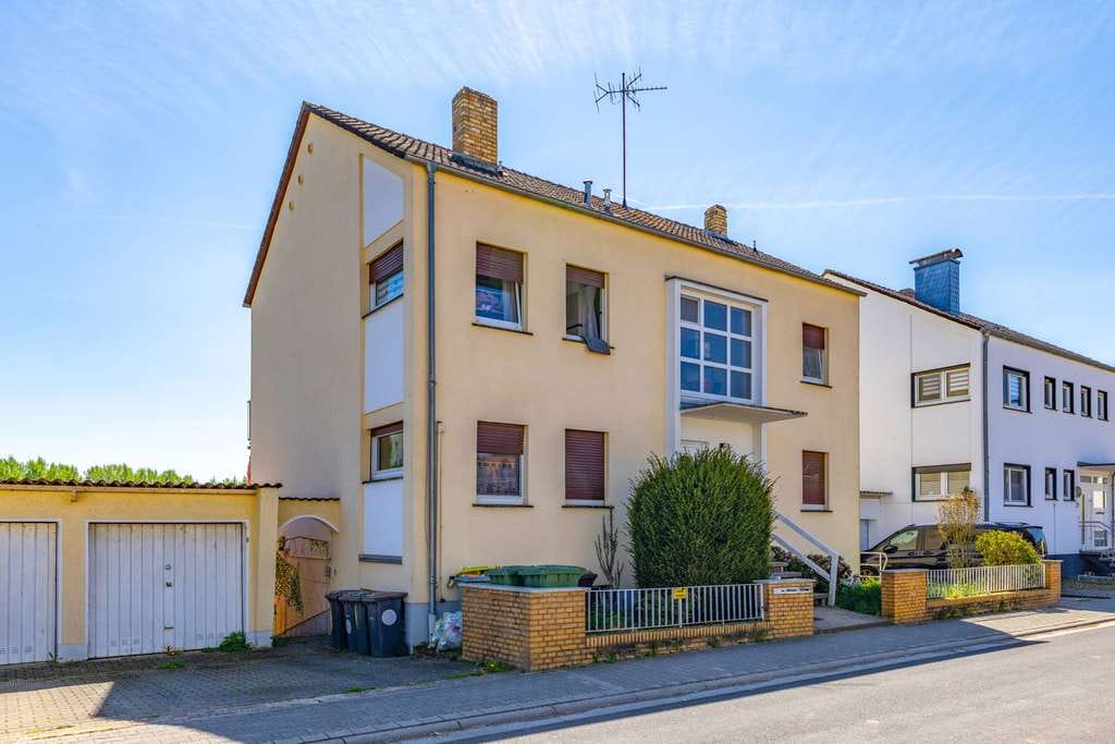 Immobilie in Nidderau - Nidderau-Eichen: "Kapitalanlage" 3-Parteienhaus mit Gartengrundstück in ruhiger Feldrandlage - Bild 0