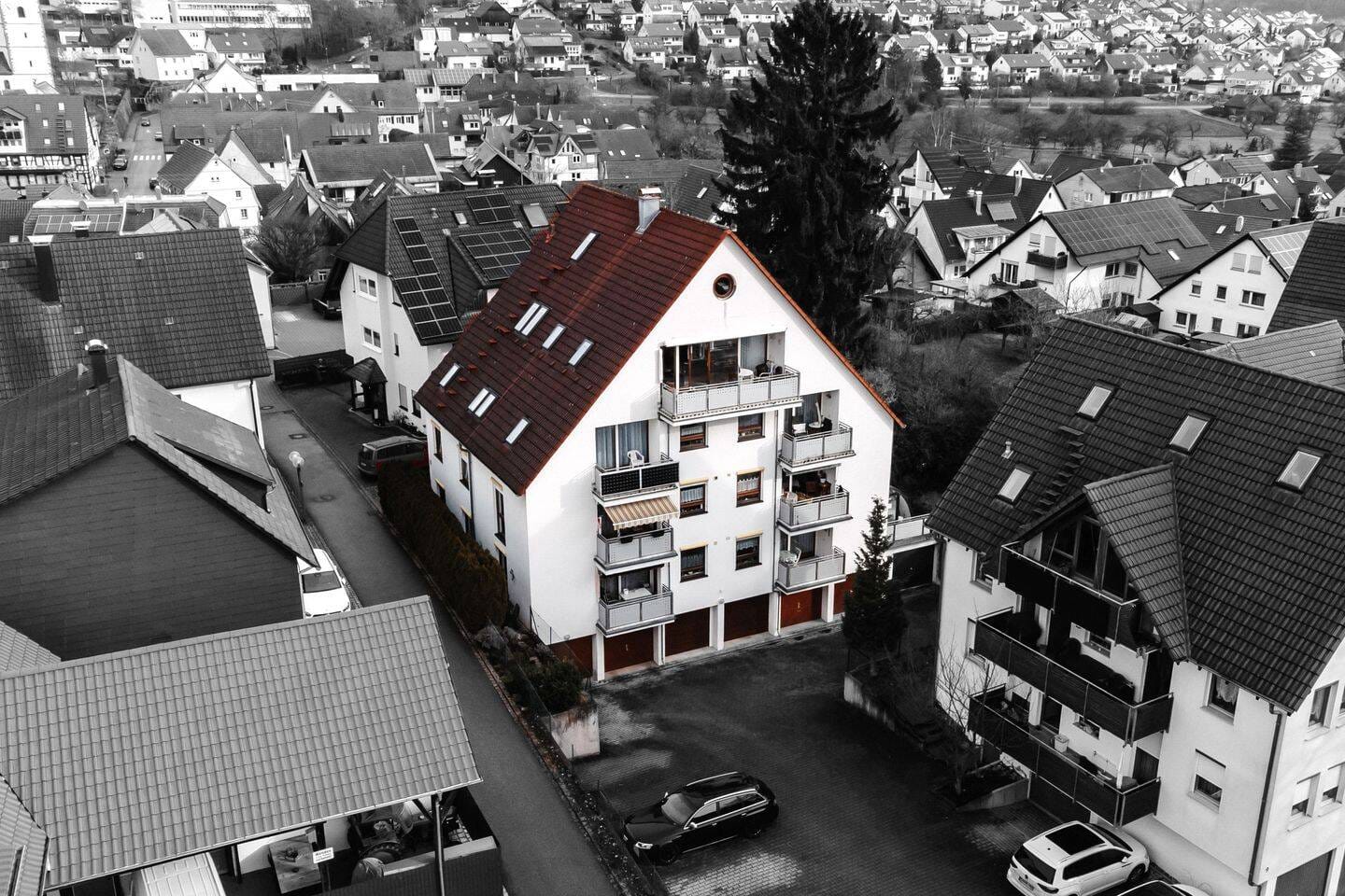 Immobilie in Simmozheim - Wohnen über zwei Ebenen: Galerie, Südbalkon, 4 Zimmer | 2 Bäder | 2 Stellplätze | Energieeffizienz C - Bild 0