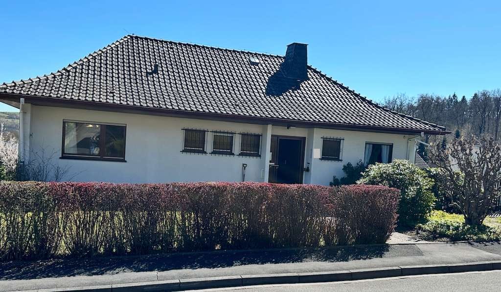 Immobilie in Marsberg - Gepflegtes großzügiges Einfamilienhaus in Marsberg (VB € 295.000) - Bild 0