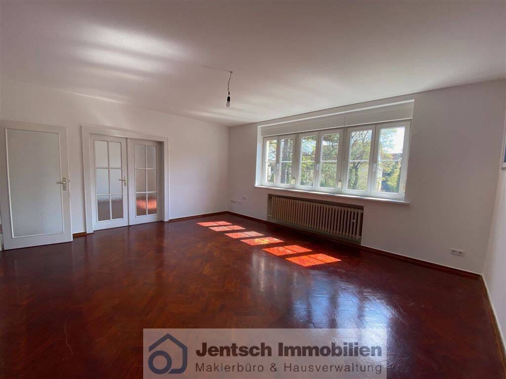 Immobilie in Schkopau - Geräumige und helle 5-Zi-Wohnung mit großem Balkon, Garage und schönem Grundstück in Schkopau zu verkaufen - Bild 1