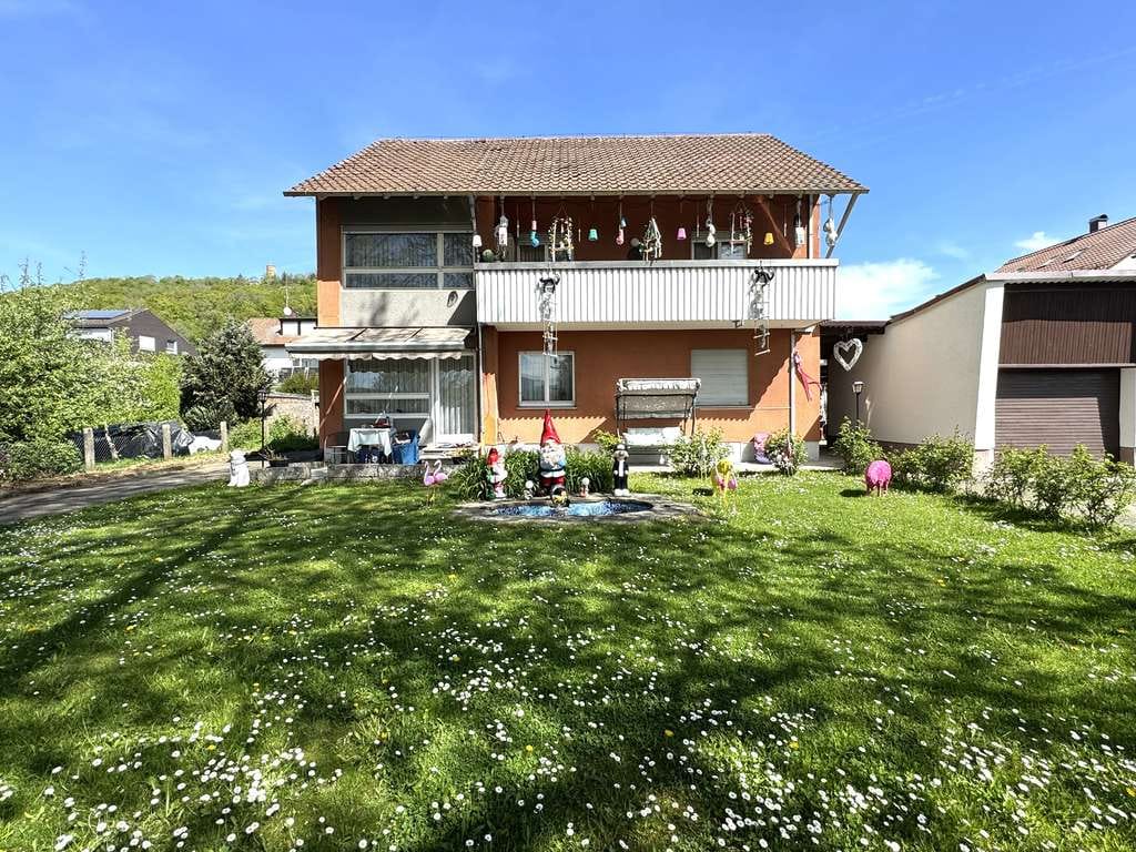 Immobilie in Süßen - Freistehendes Zweifamilienhaus mit herrlichem Garten am Fuße von Burg Staufeneck! - Bild 1