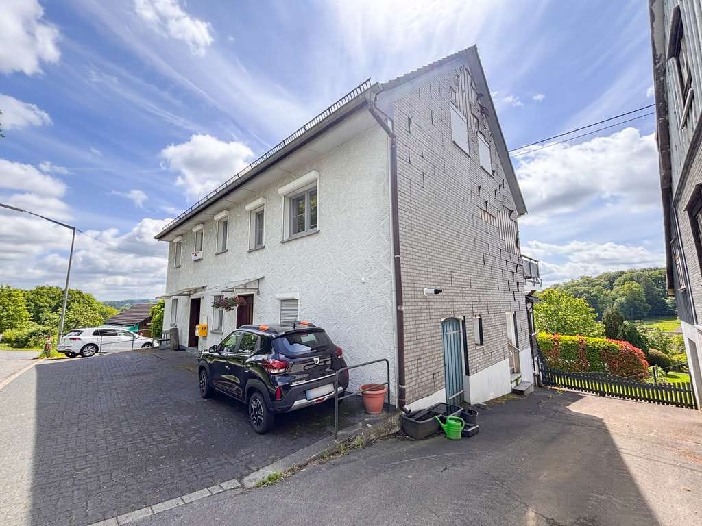 Immobilie in Waldbröl - Gepflegtes Zweifamilienhaus mit vermieteter Wohneinheit und Entwicklungsmöglichkeit nahe Waldbröl! - Bild 1