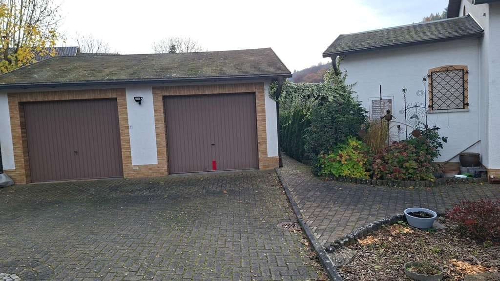 Immobilie in Braunfels - Großzügiges Einfamilienhaus mit zwei Doppelgaragen und einem großen Garten mit Obstbäumen - Bild 3