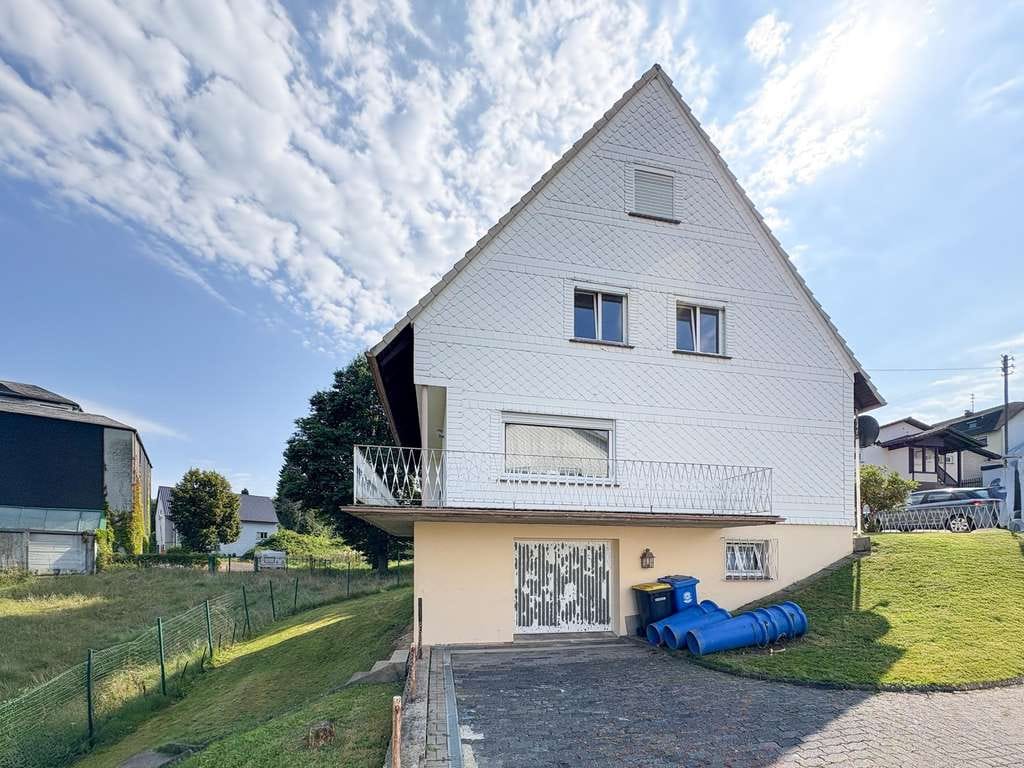 Immobilie in Hamm (Sieg) - Zweifamilienhaus, teilvermietet, Wohnung im OG in Renovierung. Zentrale Lage Hamm/Sieg - Bild 2