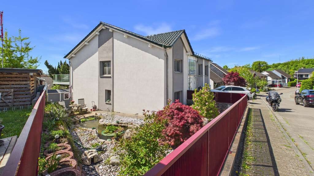 Immobilie in Klein-Winternheim - Exklusiv modernisiertes Einfamilienhaus mit hochwertiger Ausstattung, PV & barrierearmem Wohnkonzept - Bild 0