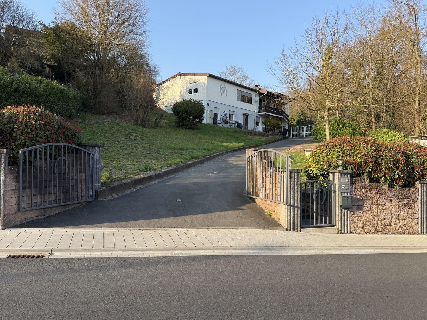 Immobilie in Obernburg am Main - Kernsaniertes Zweifamilienhaus (DHH) mit großem Grundstück, Garage und Garten in Obernburg am Main - Bild 0