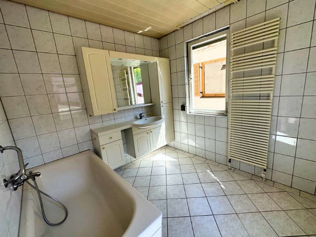 Immobilie in Bad Urach - Familiengerecht wohnen: 5,5 Zimmer, 118 m², Terrasse, Parken am Haus - Bild 4