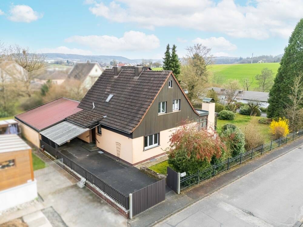 Immobilie in Hafenlohr - Ihr neues Zuhause: Familienhaus mit großem Garten und Poolpotenzial - Bild 0