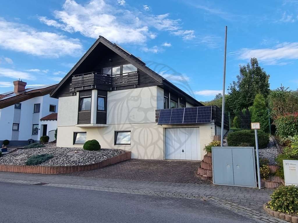 Immobilie in Ötzingen - Ötzingen: Freistehendes Ein- bis Zweifamilienhaus mit schönem Garten und Garage - Bild 1