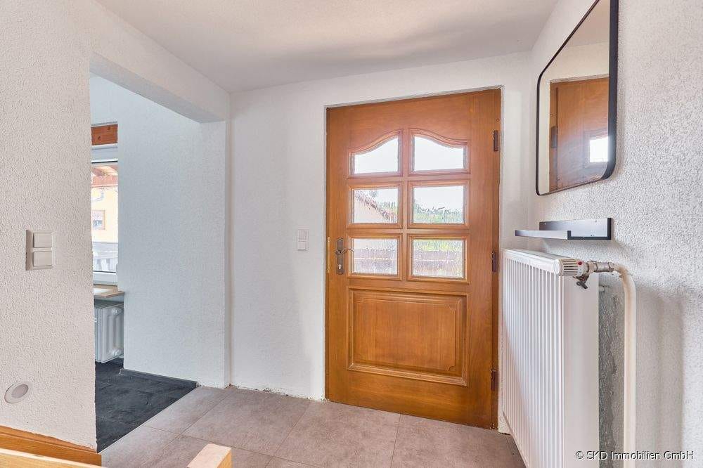Immobilie in Schönbrunn - In ruhiger Lage von Schönbrunn: Einfamilienhaus, teilrenoviert und mit PV-Anlage, Wärmepumpe, sowie Nebengebäude - Bild 3