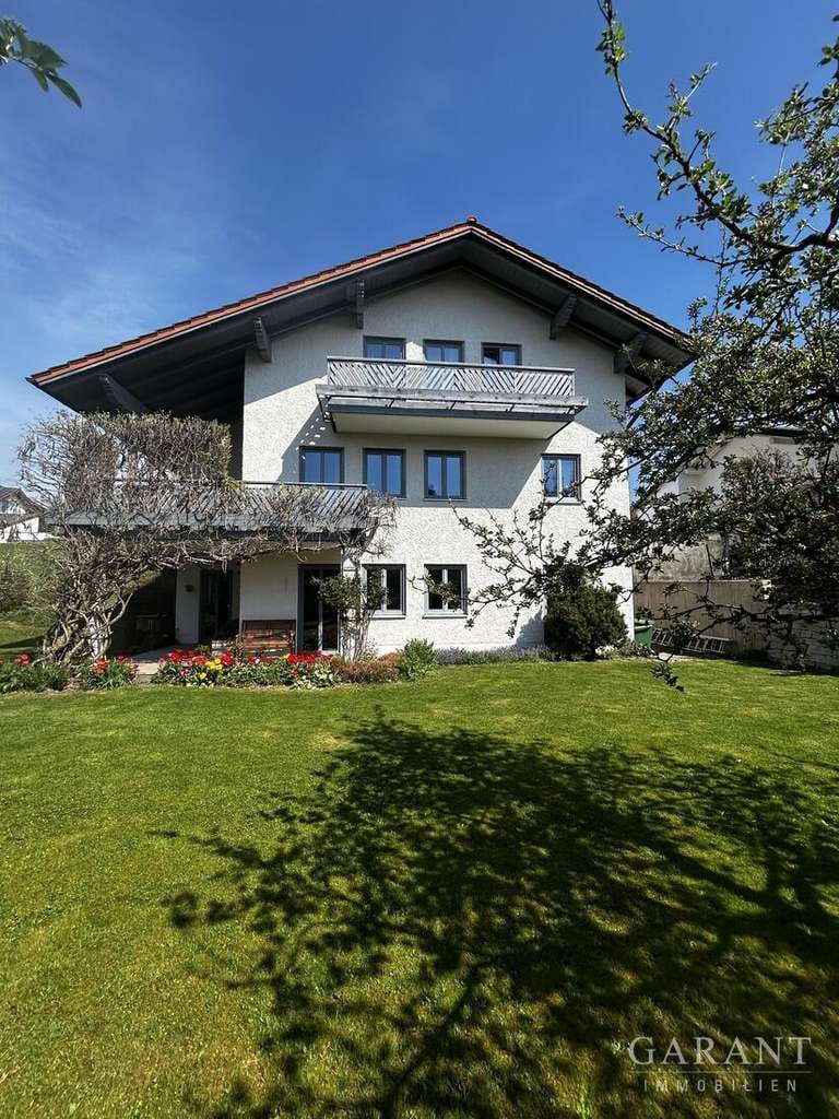 Immobilie in Salzweg - Schönes Einfamilienhaus mit großer Einliegerwohnung und Traumgarten in leichter Hanglage - Bild 0
