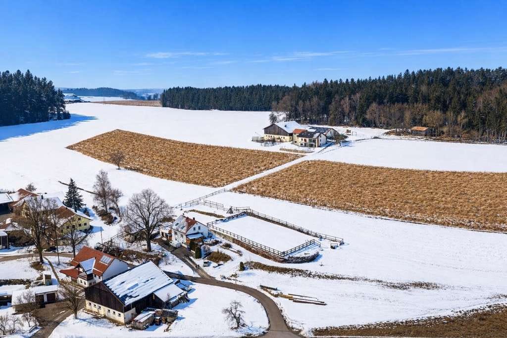 Immobilie in Michelsneukirchen - Ländliches Anwesen mit weitläufigem Grundstück und Reit-/Bewegungsplatz - Bild 1