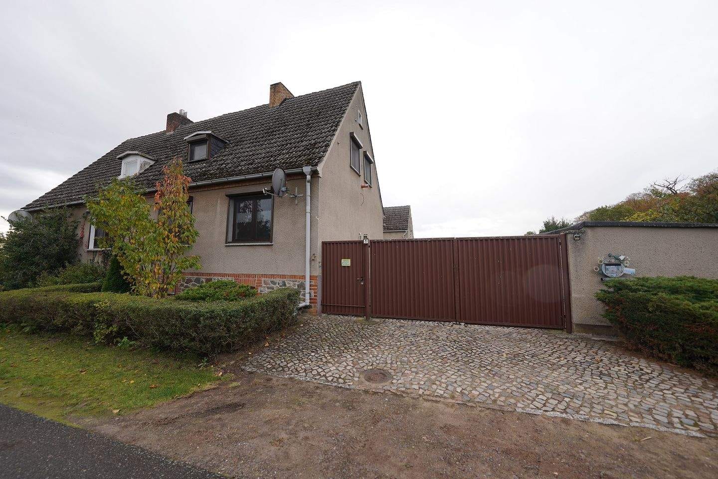 Immobilie in Burgstall - Dolle - DHH mit Garagen, Gartenhaus und Pool - Bild 1