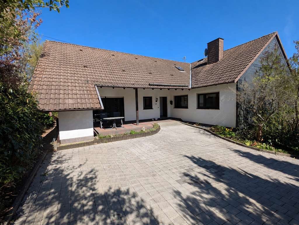Immobilie in Kirchhundem - Viel Platz für Ihre Ideen - Einfamilienhaus mit großem Garten - Bild 0