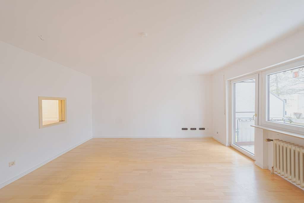 Immobilie in Freiberg am Neckar - 4-Zimmerwohnung inkl. Einbauküche, Garage und Südbalkonen mit Blick ins Grüne - Bild 4