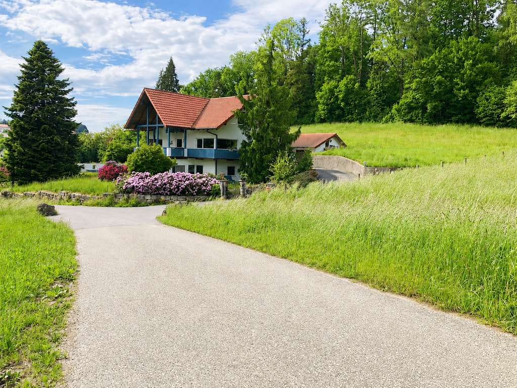 Immobilie in Reischach - Wohnen im Einklang mit der Natur – Stilvolles Anwesen mit Wald und Wasser - Bild 1