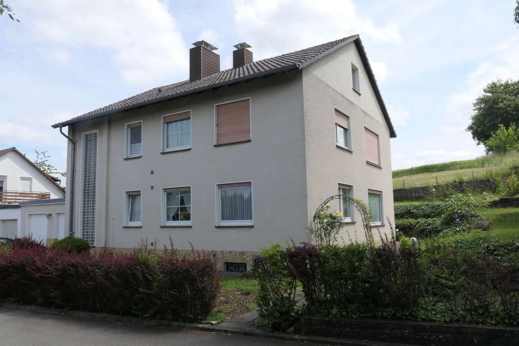 Immobilie in Wolfhagen - Zweifamilienhaus in ruhiger Wohnlage und guter Anbindung - Bild 2