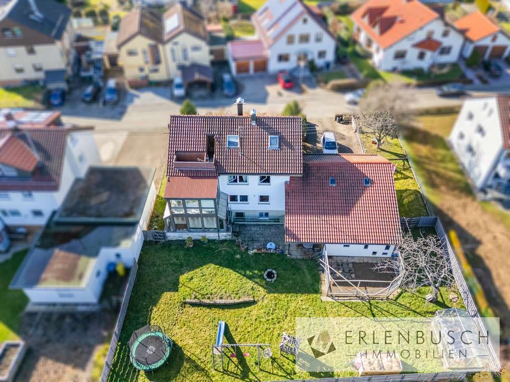 Immobilie in Kaisersbach - Großzügiges Zweifamilienhaus mit weitläufigem Grundstück und Entwicklungspotenzial - Bild 0