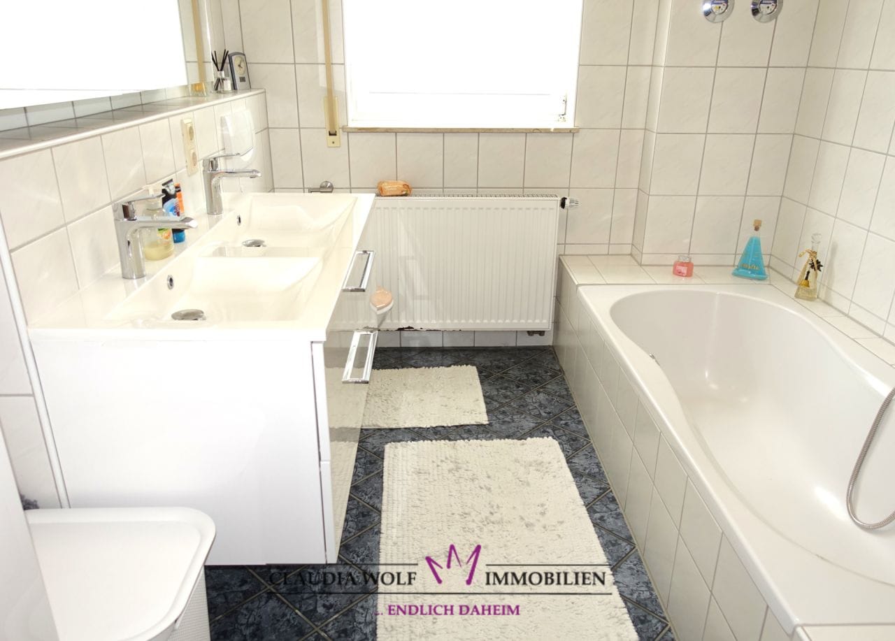 Immobilie in Dinkelsbühl - *** DIE PERFEKTE WOHNUNG IN ALTSTADTNÄHE! Schöne 3-Zimmer-Erdgeschosswohnung mit Terrasse in Dinke - Bild 4