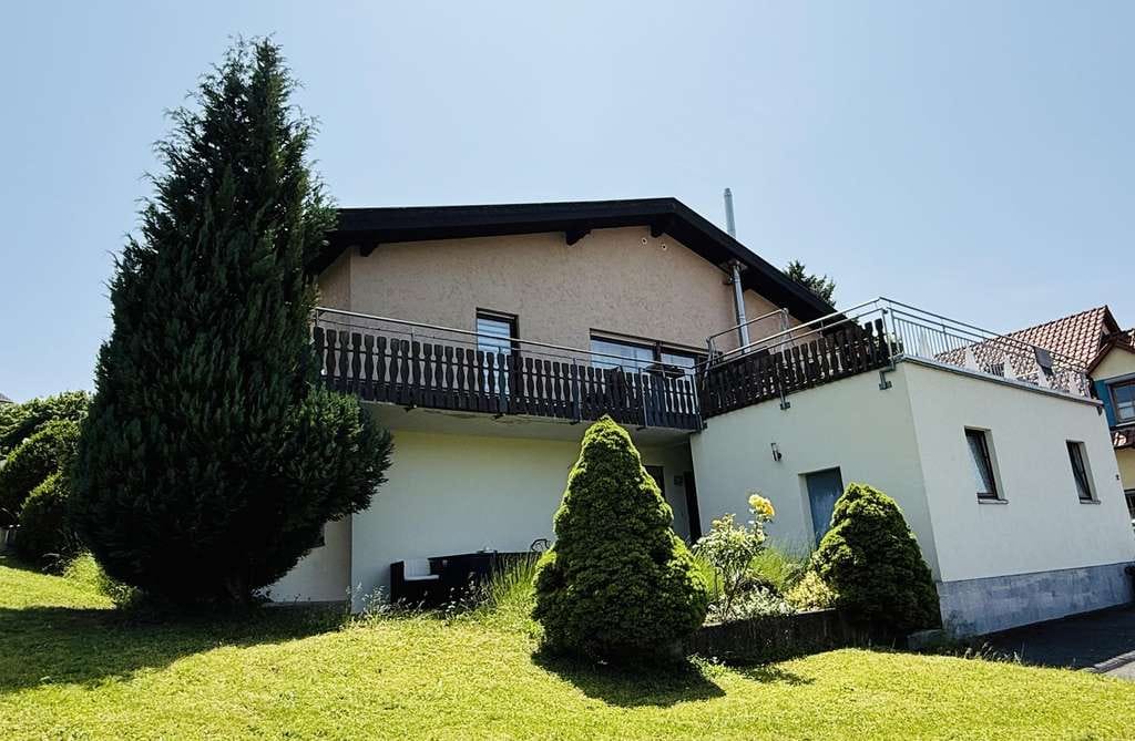 Immobilie in Lauda-Königshofen - WOHNEN MIT AUSSICHT - GROßZÜGIGES EIN-/ZWEIFAMILIENHAUS - Bild 0