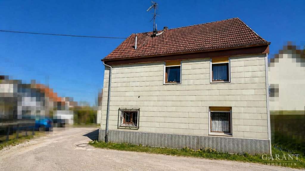 Immobilie in Bopfingen - Liebenswertes Einfamilienhaus mit Garage und Terrasse - renovierungsbedürftig - in zentraler Lage - Bild 1