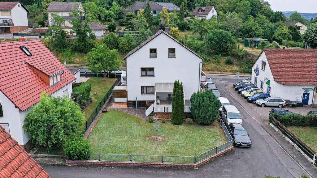 Immobilie in Meinhard - +++ Gepflegtes 3-Familienhaus mit Garten, Stellplätze, Balkone, Terrasse uvm in Grebendorf +++ - Bild 3