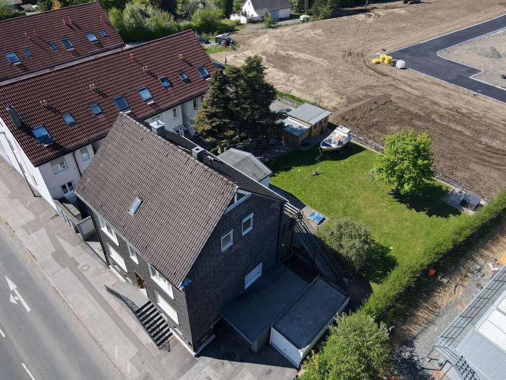 Immobilie in Radevormwald - VR IMMO: Gepflegtes Zweifamilienhaus mit Garten und 2 Garagen - Bild 4