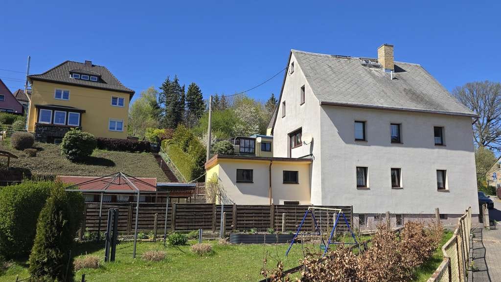 Immobilie in Oelsnitz/Erzgeb. - Großzügiges Einfamilienhaus mit ca. 160 m² Wohnfläche, zwei Garagen und vielseitigen Nutzungsmöglich - Bild 0