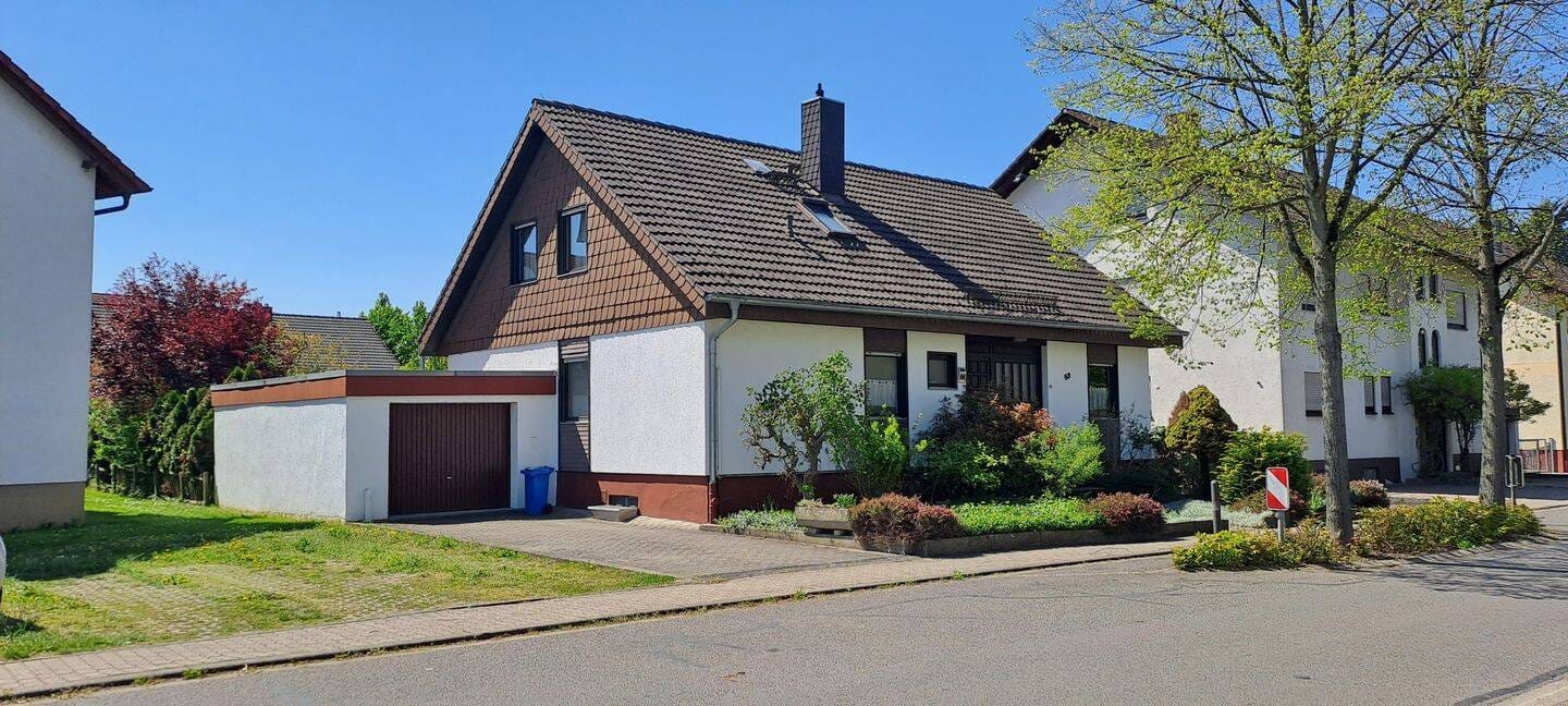 Immobilie in Ubstadt-Weiher - Ubstadt ***  Großzügiges Ein- bis Zweifamilienhaus mit Wintergarten und sonnigem Südgarten in zentraler Lage! - Bild 0