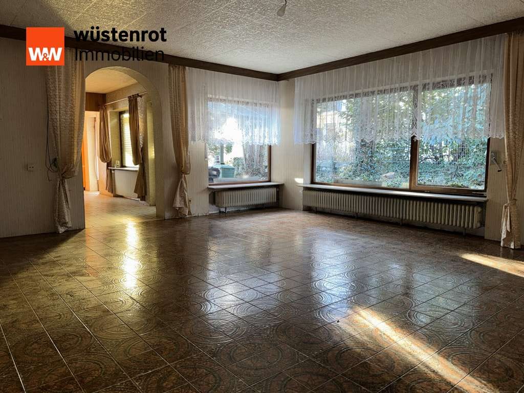 Immobilie in Rottweil - Retro-Flair mit Perspektive – Massiv gebautes Einfamilienhaus mit Einliegerwohnung - Bild 2
