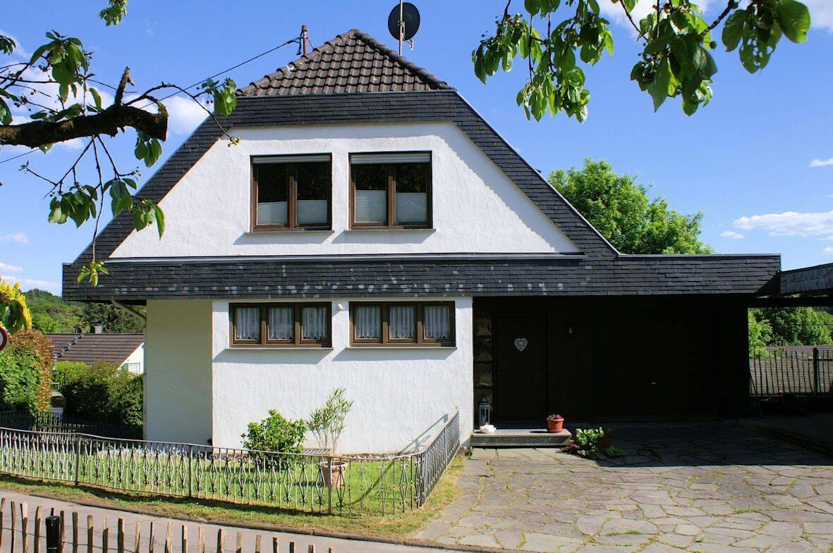 Immobilie in Nümbrecht - Freistehendes Einfamilienhaus mit Garage in reizvoller Dorflage der Gemeinde Nümbrecht - Bild 1
