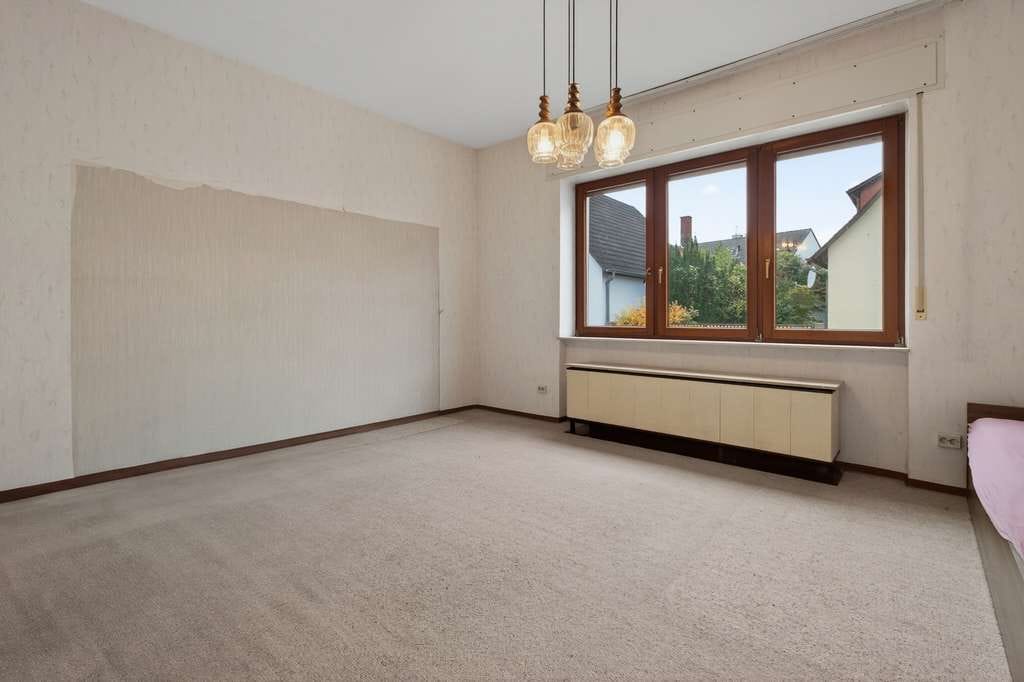 Immobilie in Linkenheim-Hochstetten - Zweifamilienhaus mit großem Grundstück, Scheune und Dachterrasse in  Linkenheim-Hochstetten - Bild 1