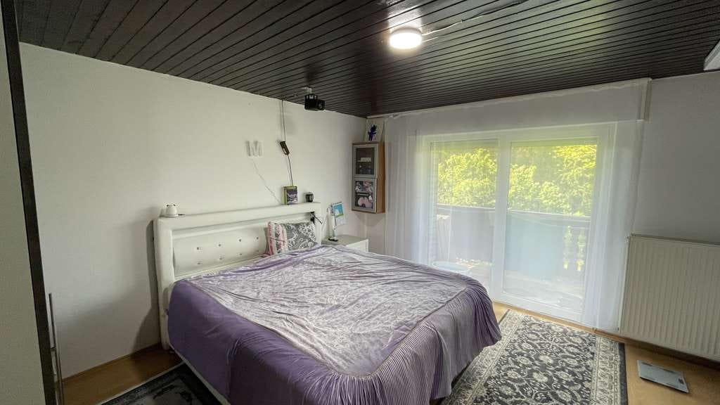 Immobilie in Hennef (Sieg) - Gepflegtes, verklinkertes Zweifamilienhaus mit zwei Garagen und PV-Anlage in Hennef-Blankenberg! - Bild 4